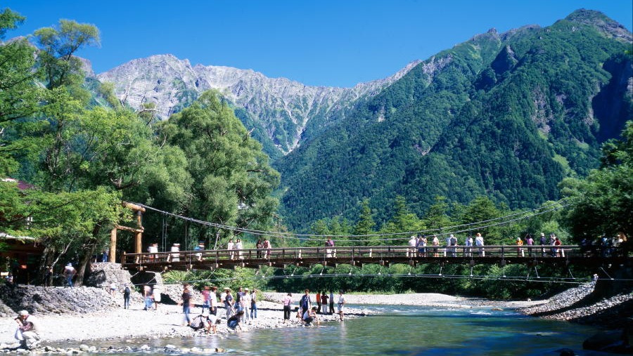 【上高地】当ホテルの隣にあるバスターミナルから1時間30分程です♪