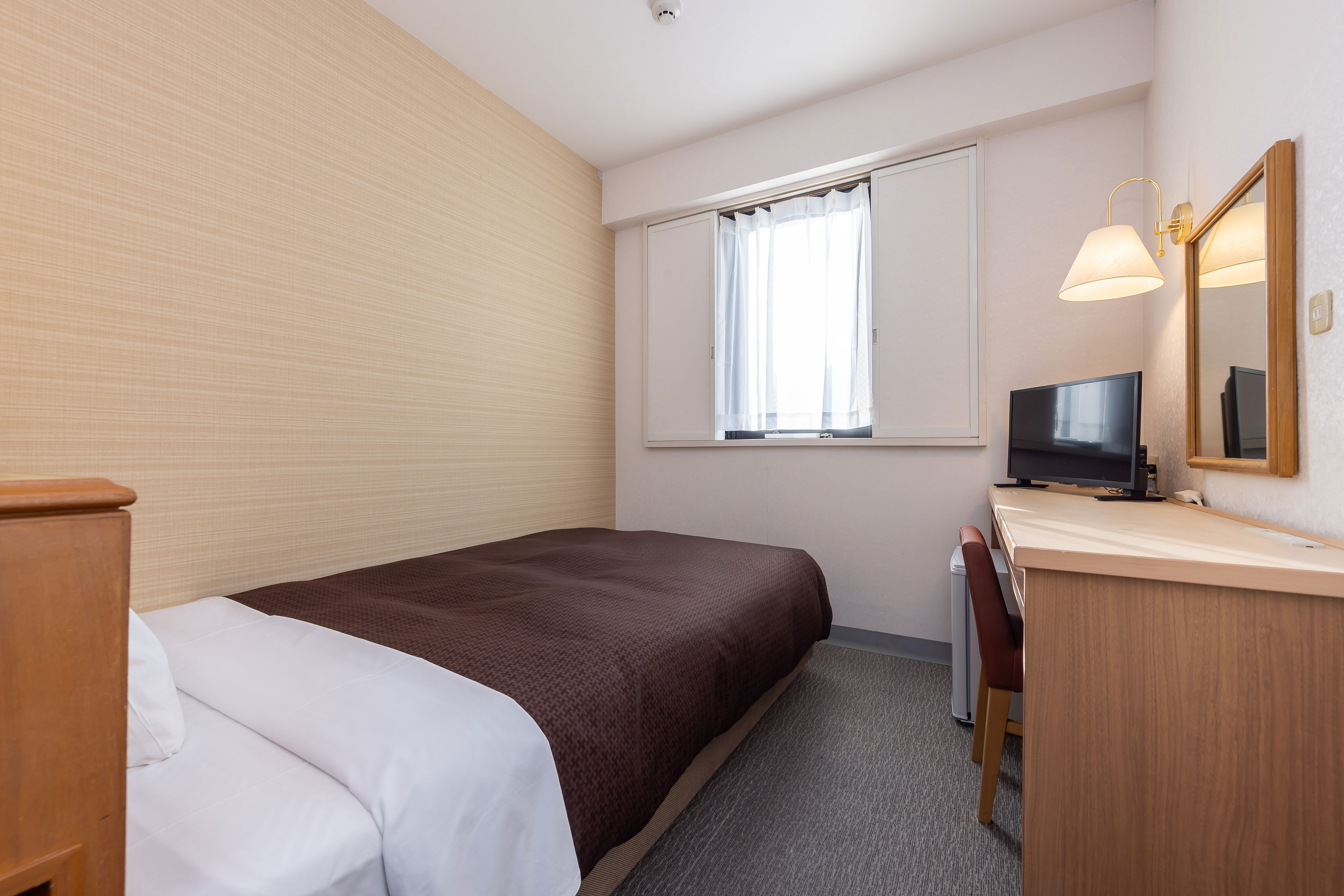 シングルルーム♪セミダブルベッドでゆっくりお休みいただけます。