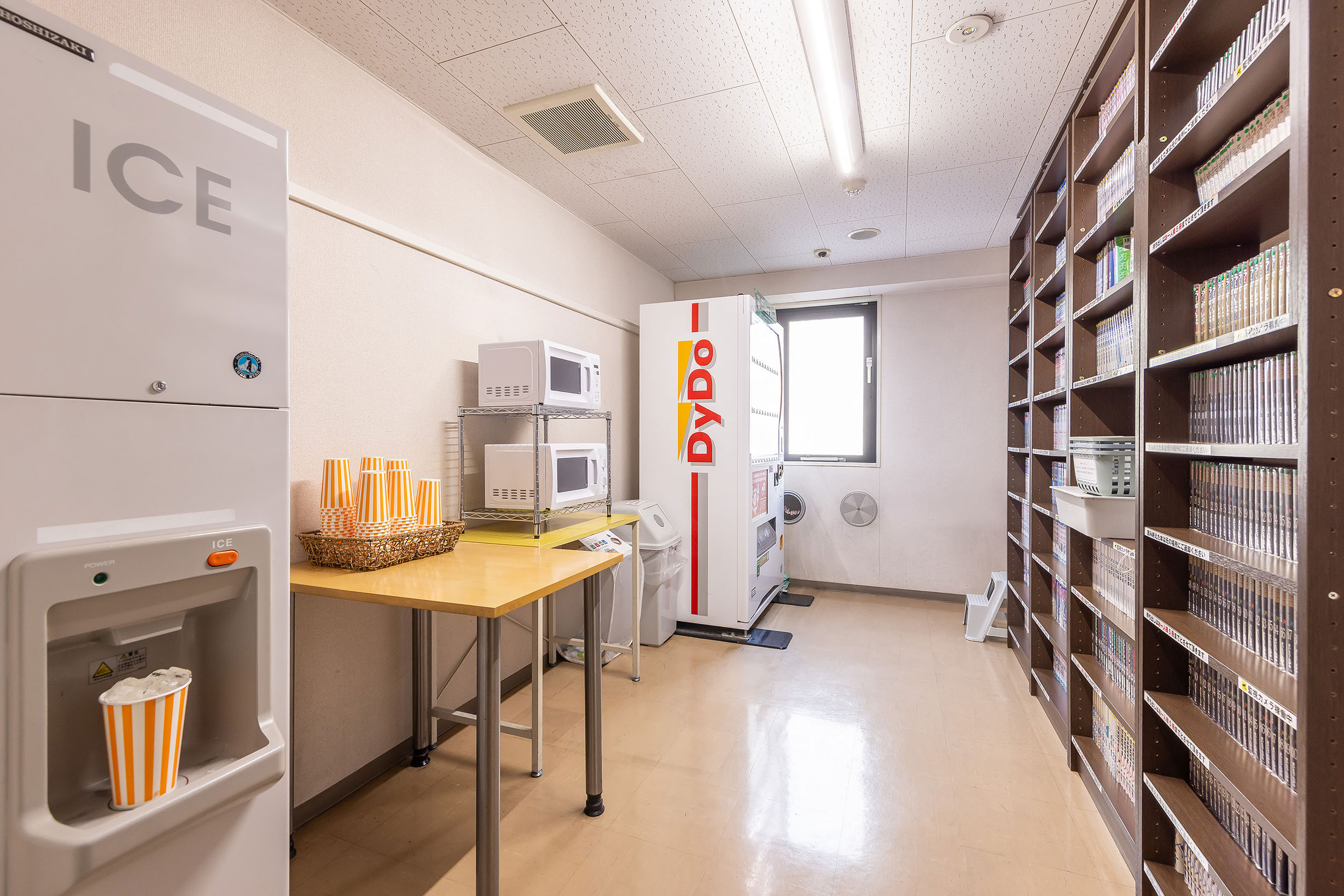 4階に電子レンジ、製氷機、自動販売機、漫画コーナーがございます♪
