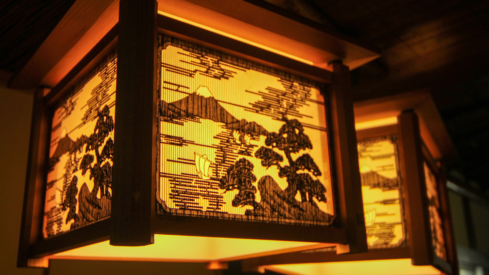 #館内_大正ムード漂う館内をほのかに照らす調度品