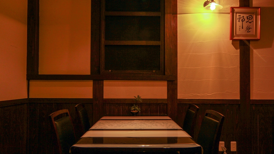 #ダイニング_蔵を改築したモダンなレストランは大正ロマン溢れる趣深い空間。