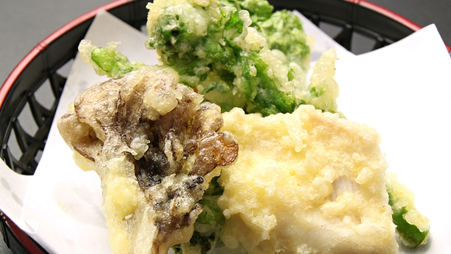 #単品一例 地元で採れた山菜やきのこの天ぷら