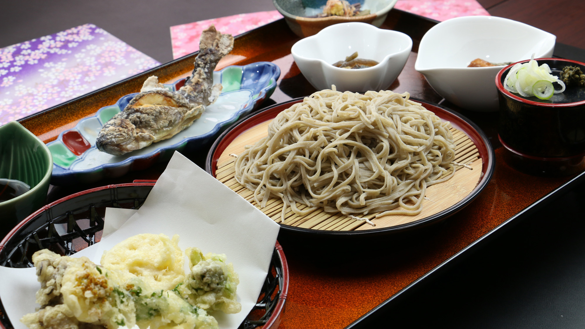 #打ちたて茹でたての檜枝岐名物裁ち蕎麦♪旬の天麩羅と一緒に！