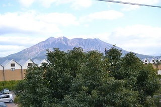 3階か4階からの桜島の眺め