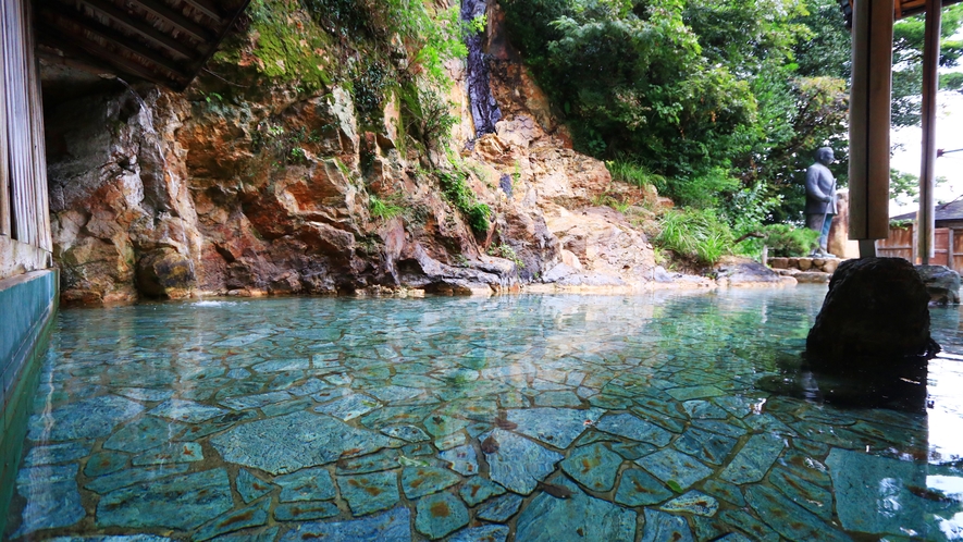 【温泉】岩から流れる滝を眺め、周りの草木を眺め季節を感じながら入浴出来ます。