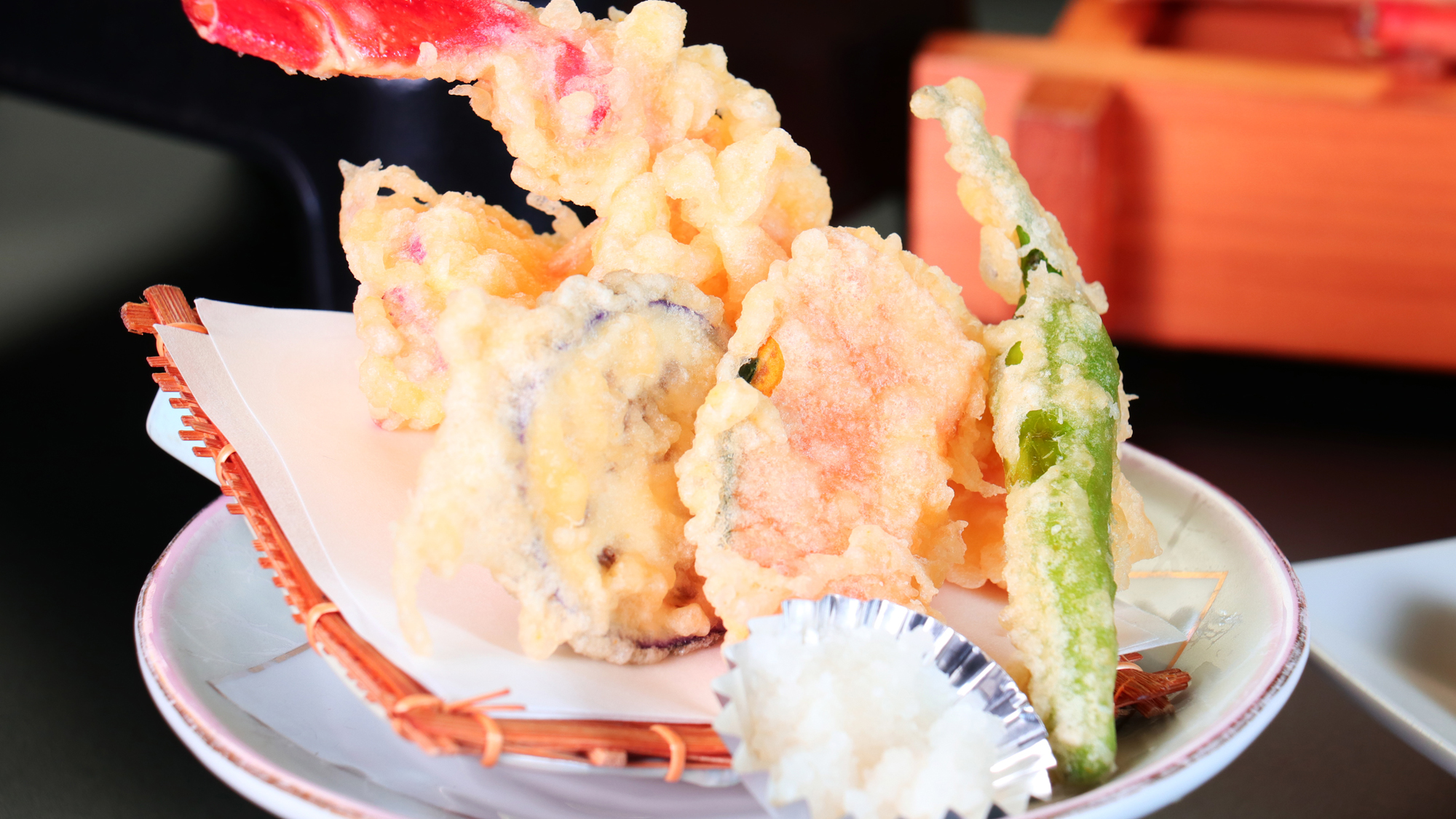 【カニ料理】ホクホクの蟹天ぷらは季節の野菜の天婦羅とともに（※画像はイメージです）