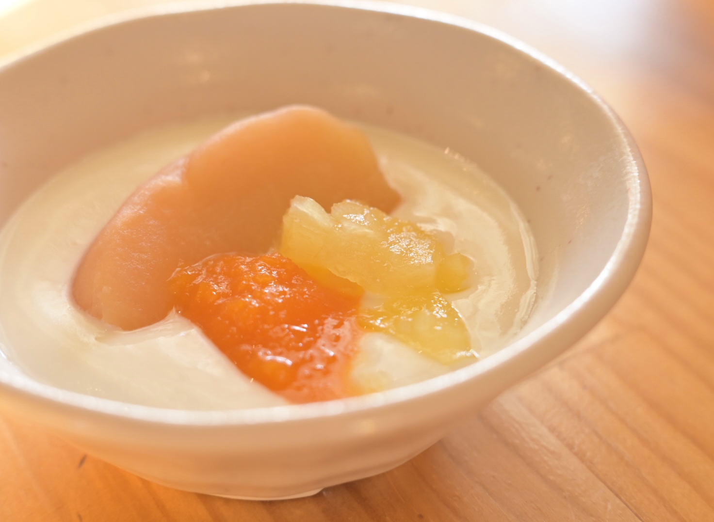 季節のコンポートとヨーグルト