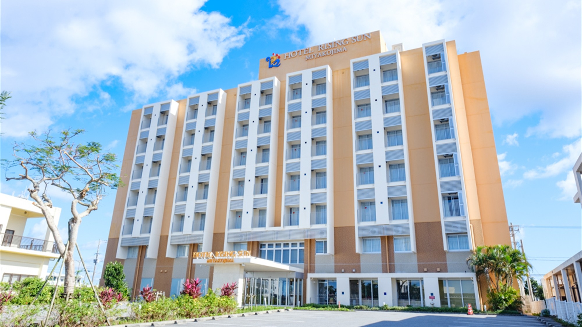 【外観】◆宮古島の青い空に映えるスタイリッシュな外観。