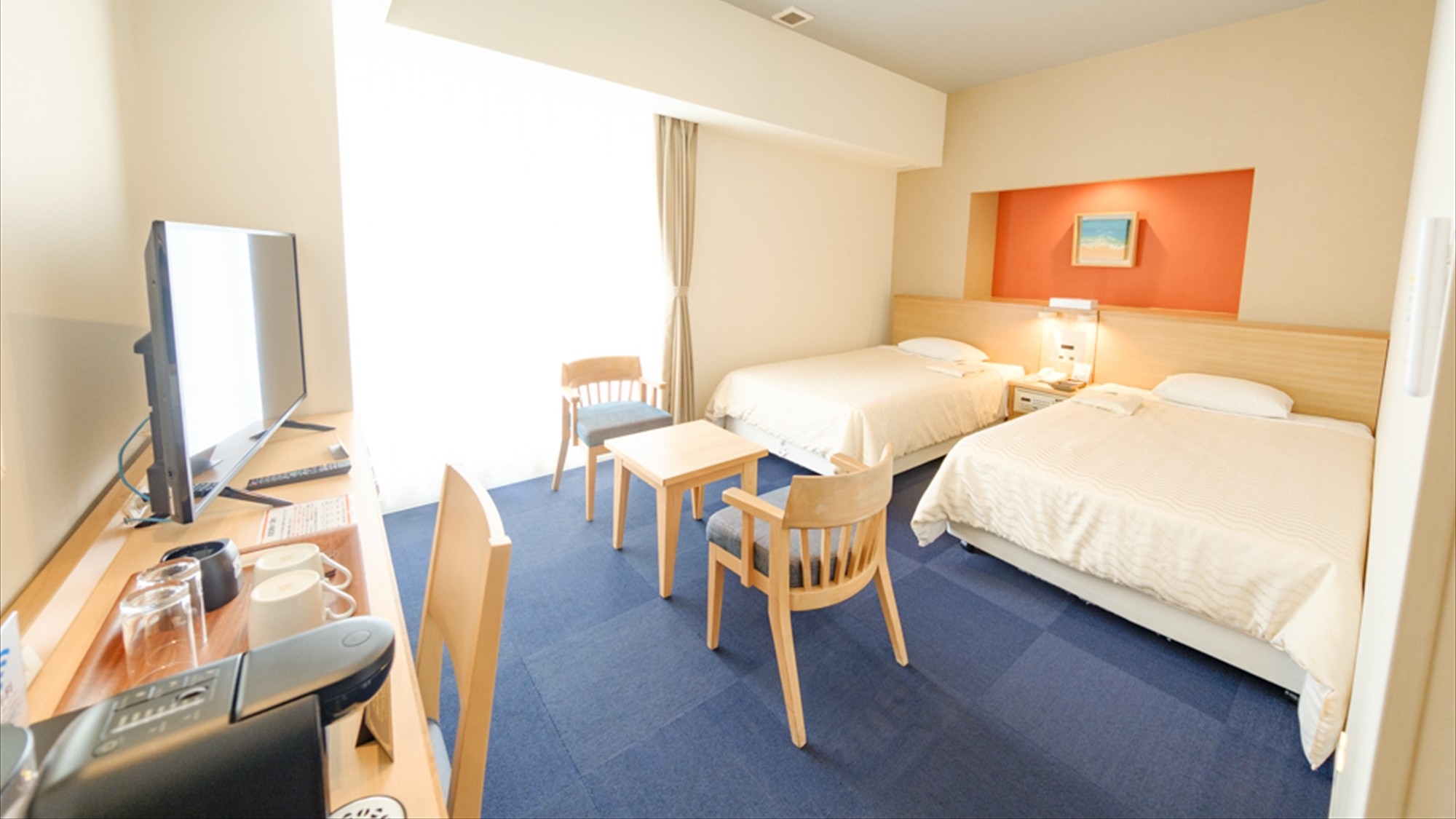 【デラックスツイン】◆開放感あふれる空間に、機能的な家具を配置。