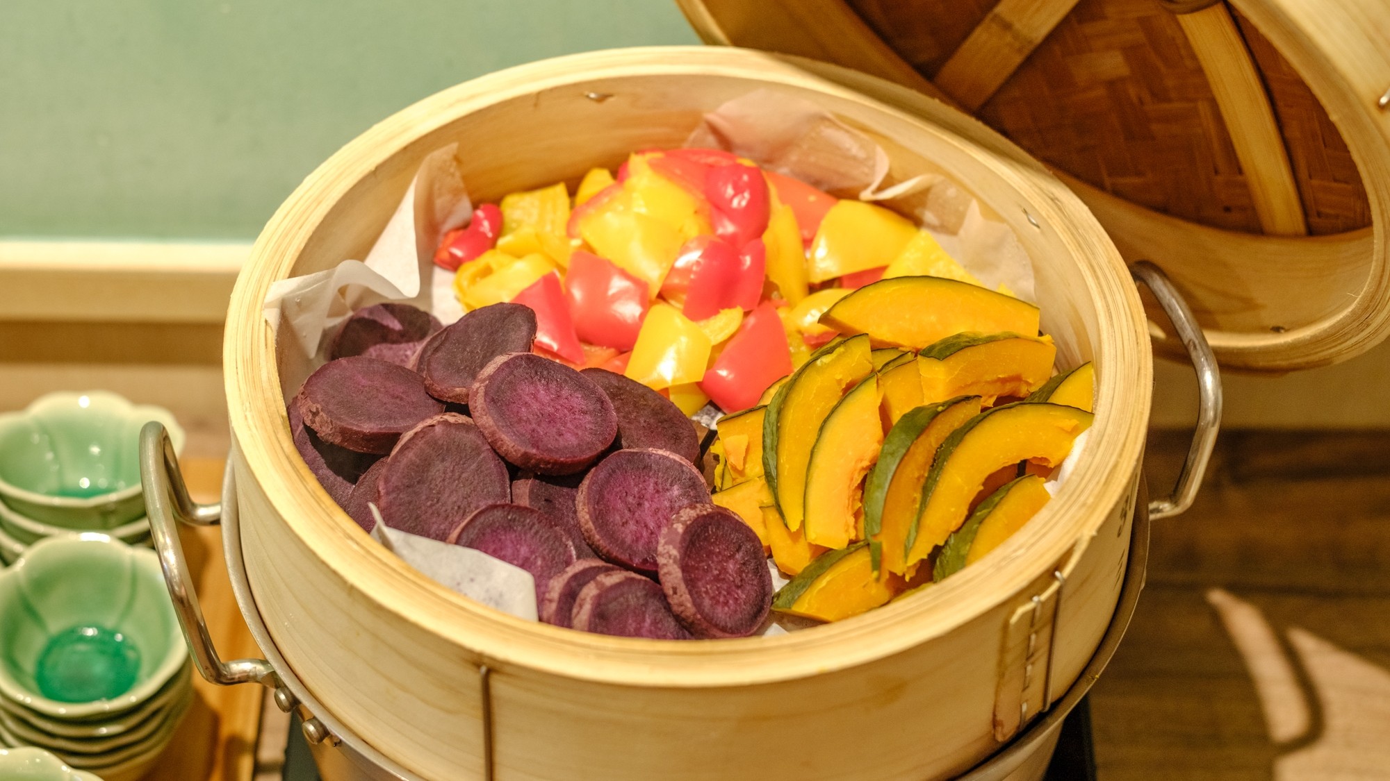【朝食ブッフェメニュー一例】◆蒸籠で提供される温野菜は、素材本来の甘みが魅力。