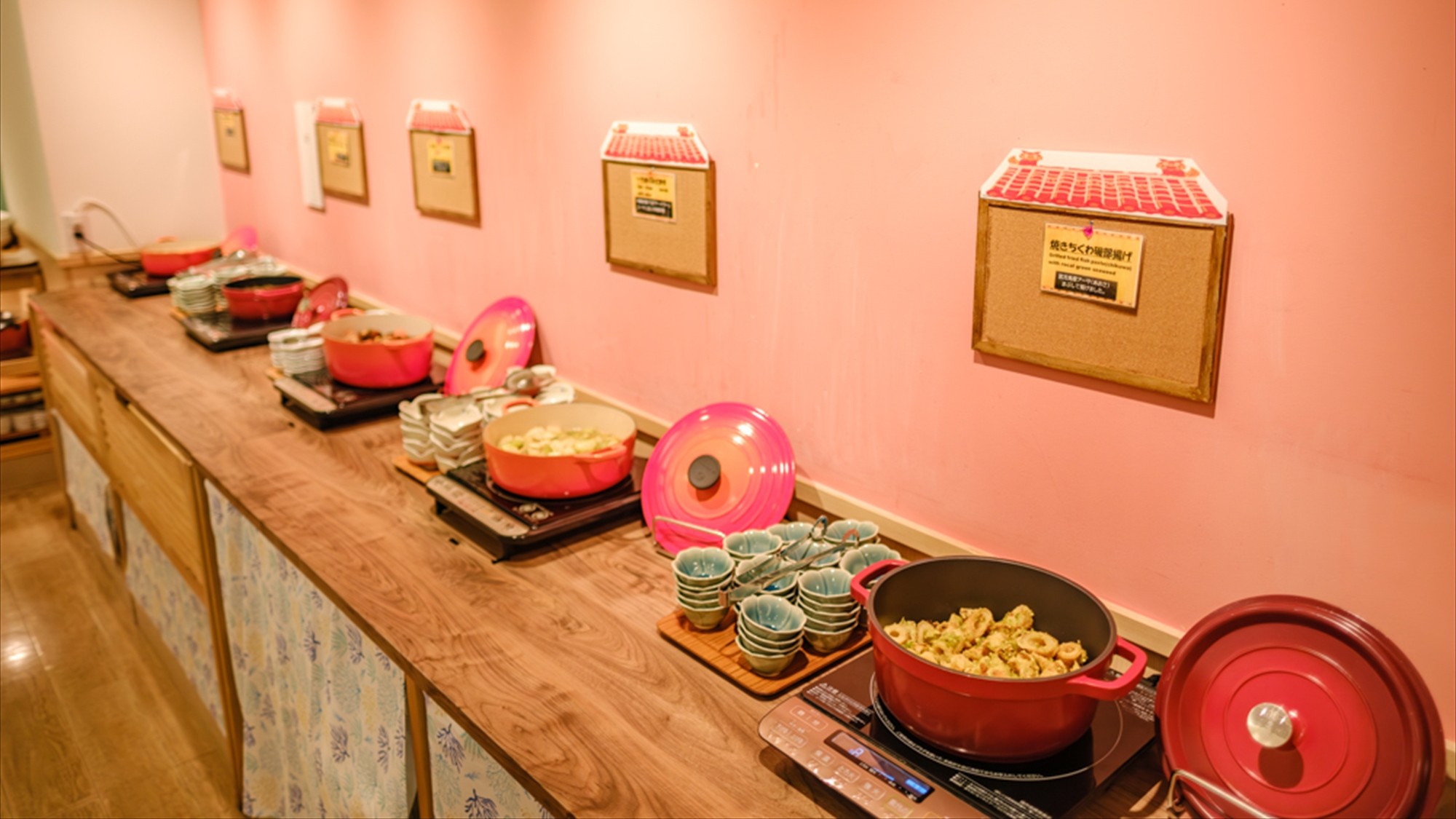 【朝食ブッフェメニュー一例】◆出来立ての温かいお料理が並ぶライブキッチン風のブッフェ。