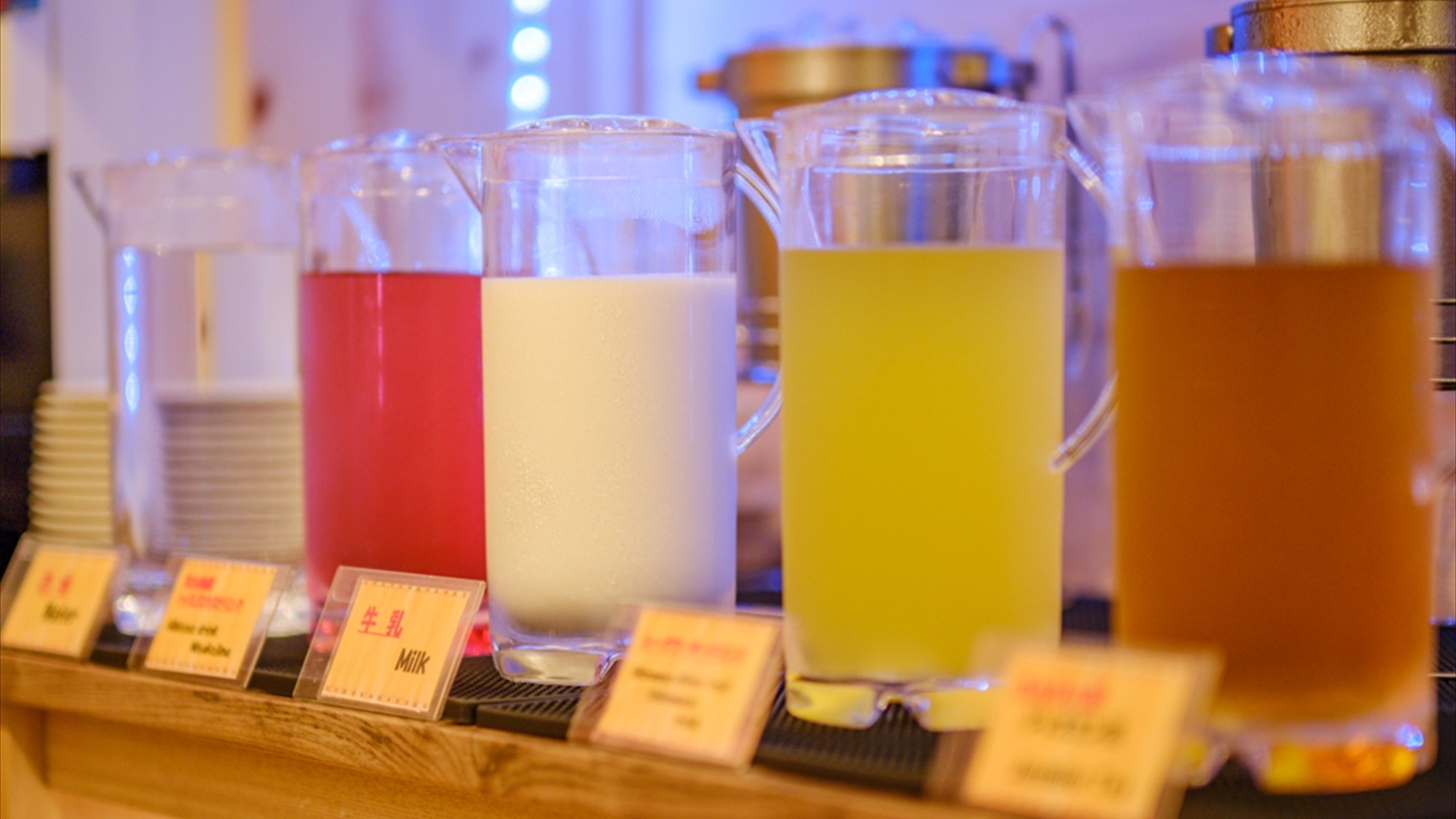 【朝食ブッフェメニュー一例】◆ジュースや牛乳など、こだわりのドリンクが勢揃い。