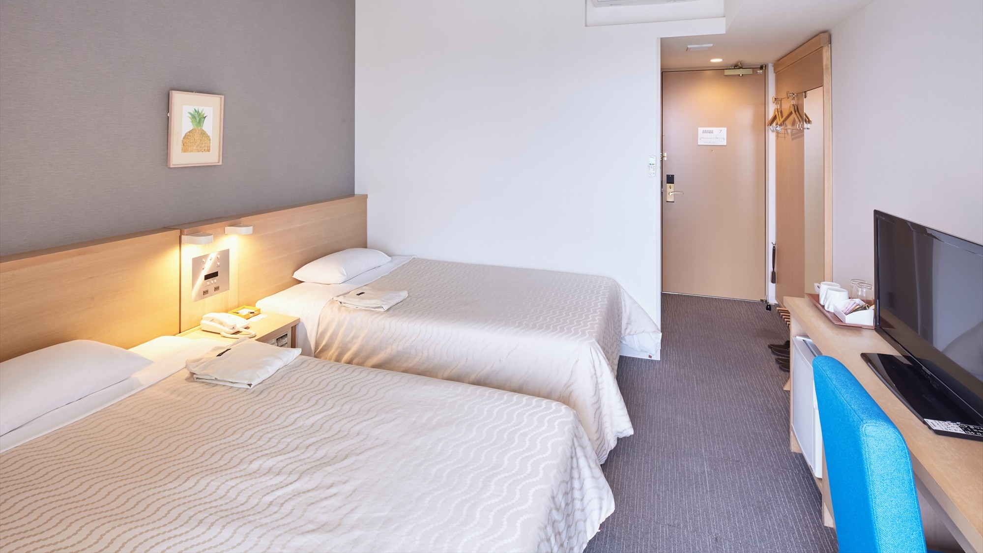 【エコノミーツイン】◆18.3m&sup2;の空間に120cm幅のベッド2台を配置。