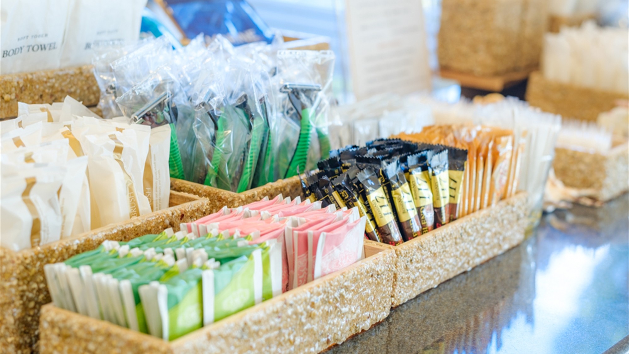 【ロビー】◆ボディタオルやカミソリなど、各種アメニティを豊富にご用意。