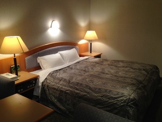 デラックスダブルルームのベッド幅は驚きの170センチ！