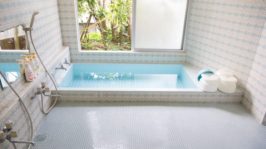 ・昭和の香り漂ようキッチュなタイルを用いた浴室