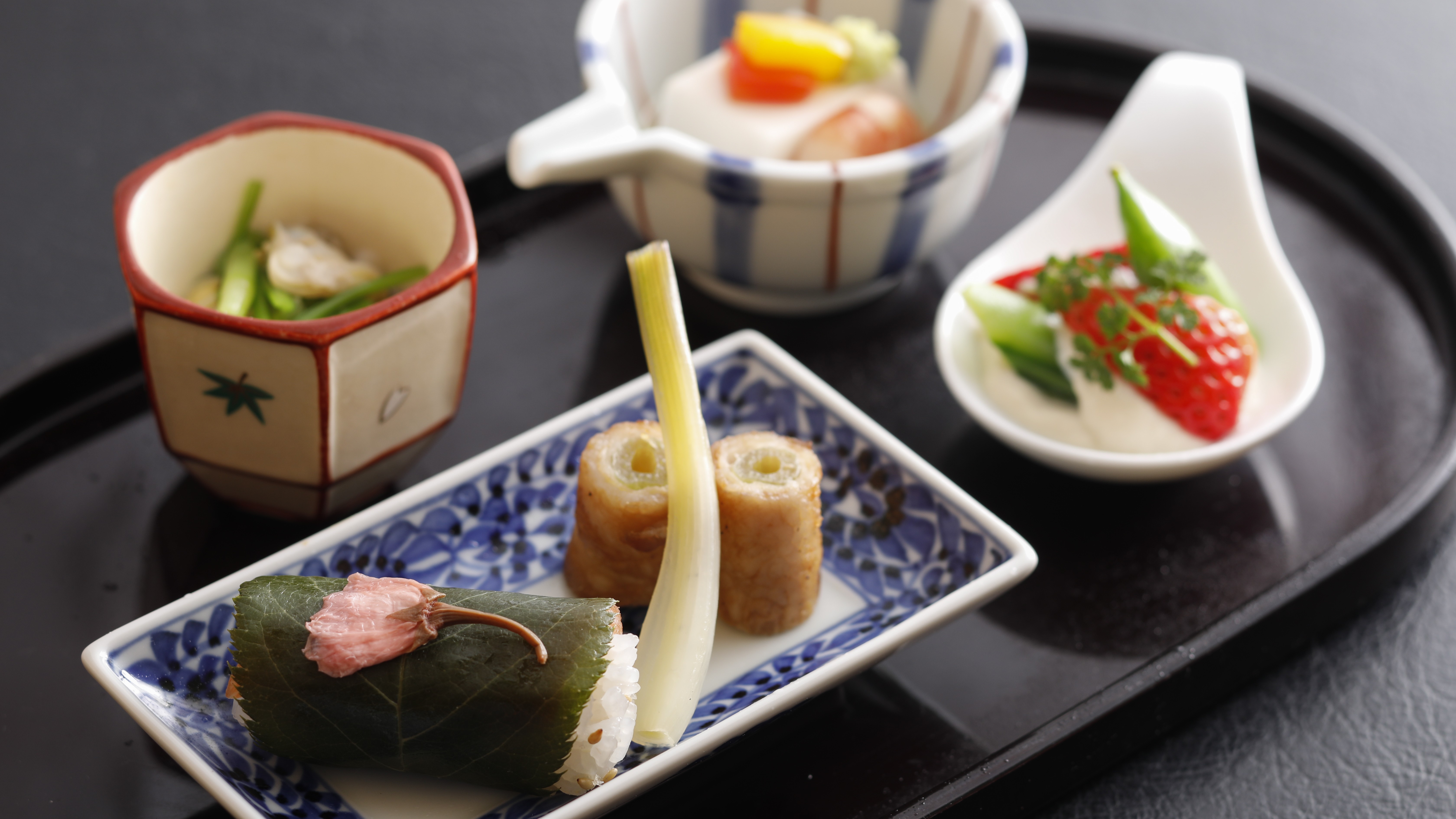 【春】出会い皿（お食事一例）魚介と野菜が彩りよく盛られ、食感や風味の調和を楽しめる一品です。