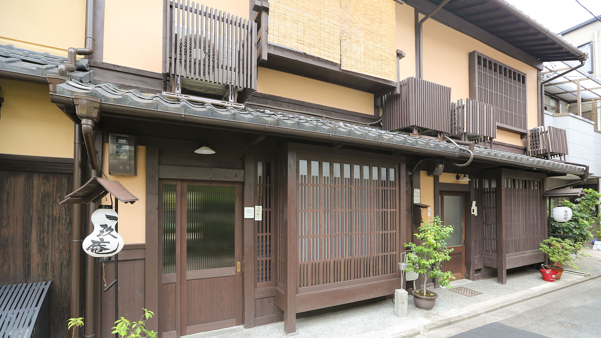 ・【外観】京都・五条の街並みに溶け込んだ町家。下町情緒を感じてみませんか