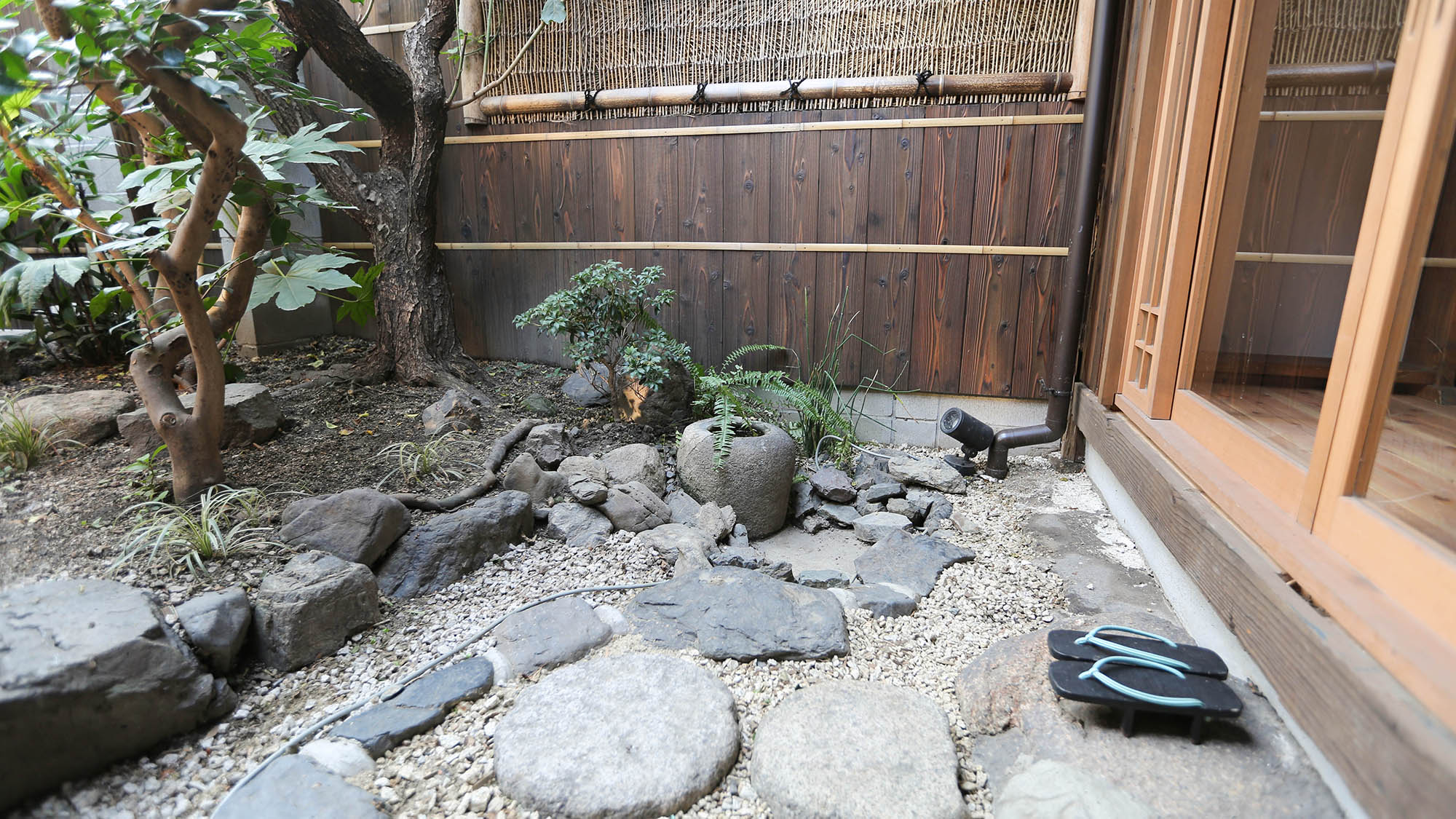 ・【中庭】お部屋から中庭へ気軽に出られるようになっています