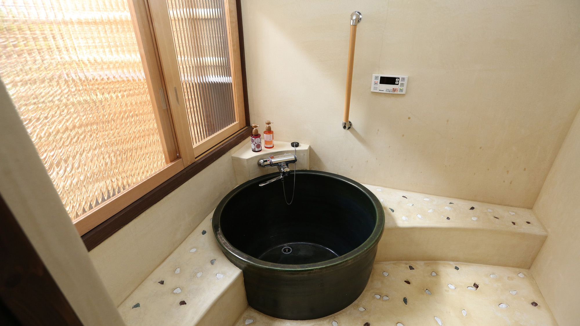 ・【バスルーム】丸型のキュートな浴槽でじっくり温まり、癒し時間をお過ごしください