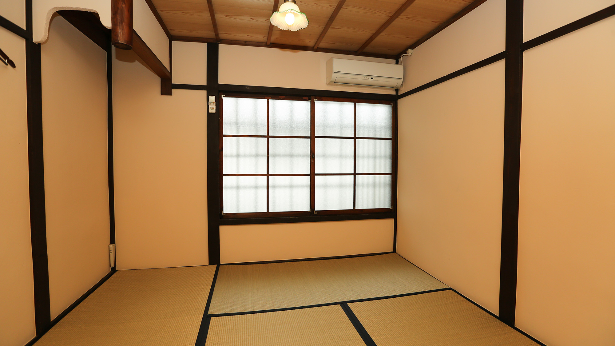 ・【1～2名用個室一例】コンパクトサイズのシンプルな畳のお部屋です