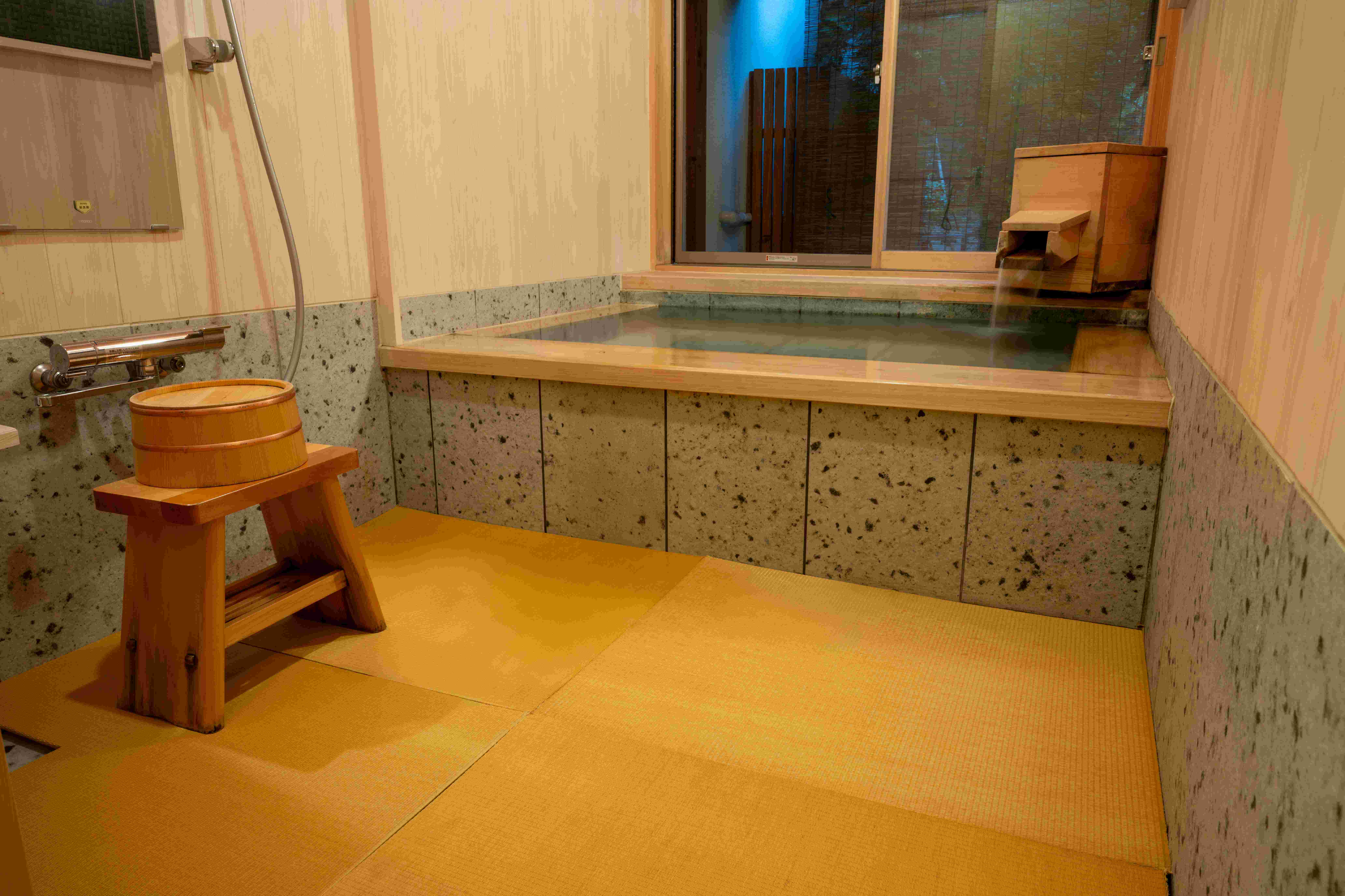 月　半露天風呂