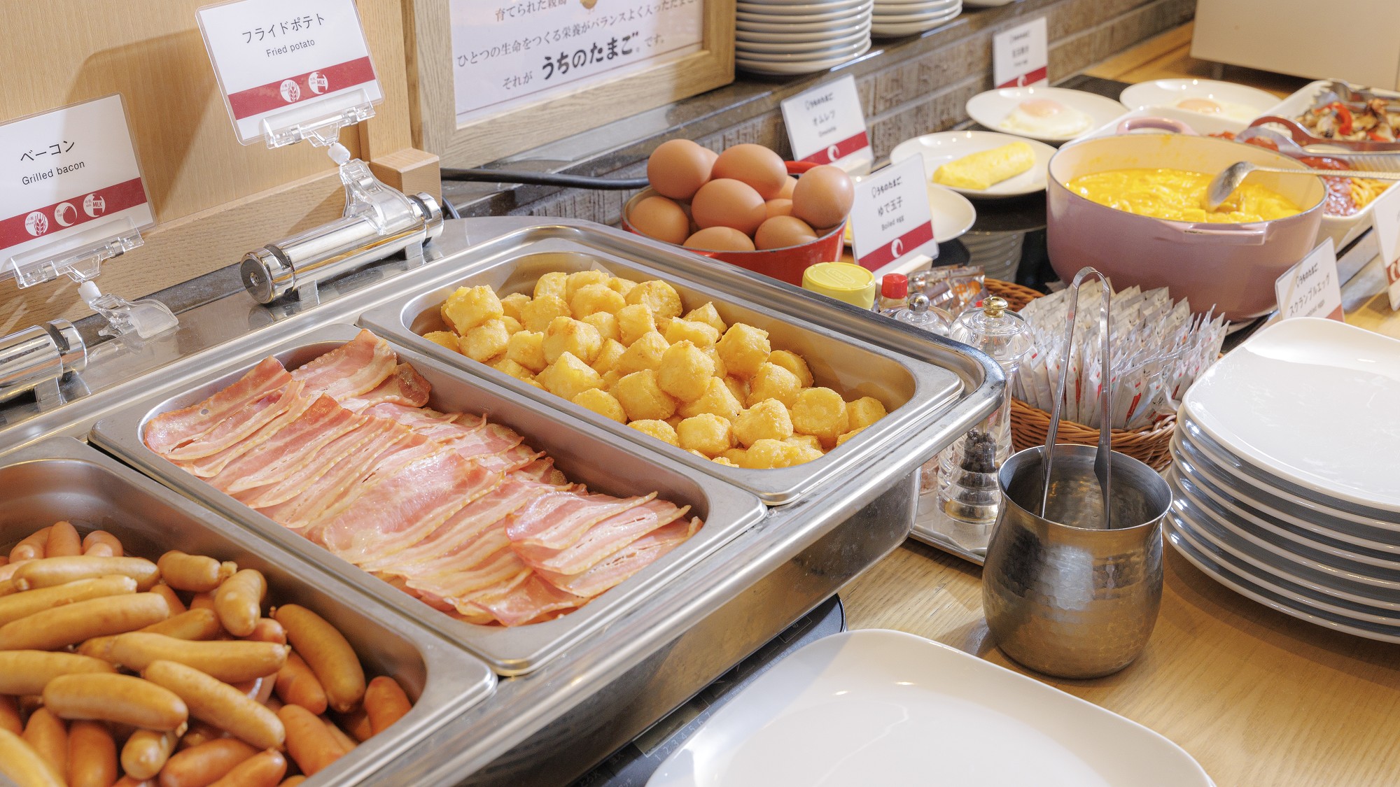 ご朝食は、「心を豊かに、たのしく」をテーマに、食の宝庫九州の食材を取り入れた和食や洋食をご用意