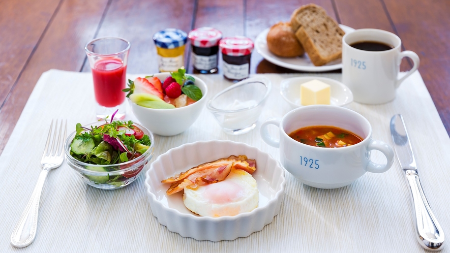 【朝食】光の差すレストランホールで優雅な朝食のお時間をお過ごしください。