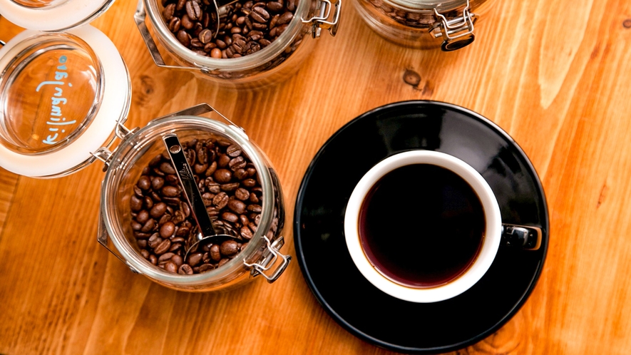 ・【カフェ＆バー】豆から挽いた香り高いコーヒーをどうぞ
