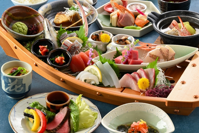 【はまづる名物”舟盛り”】能登の鮮魚を豪快に盛り込んだ名物”舟盛り会席”