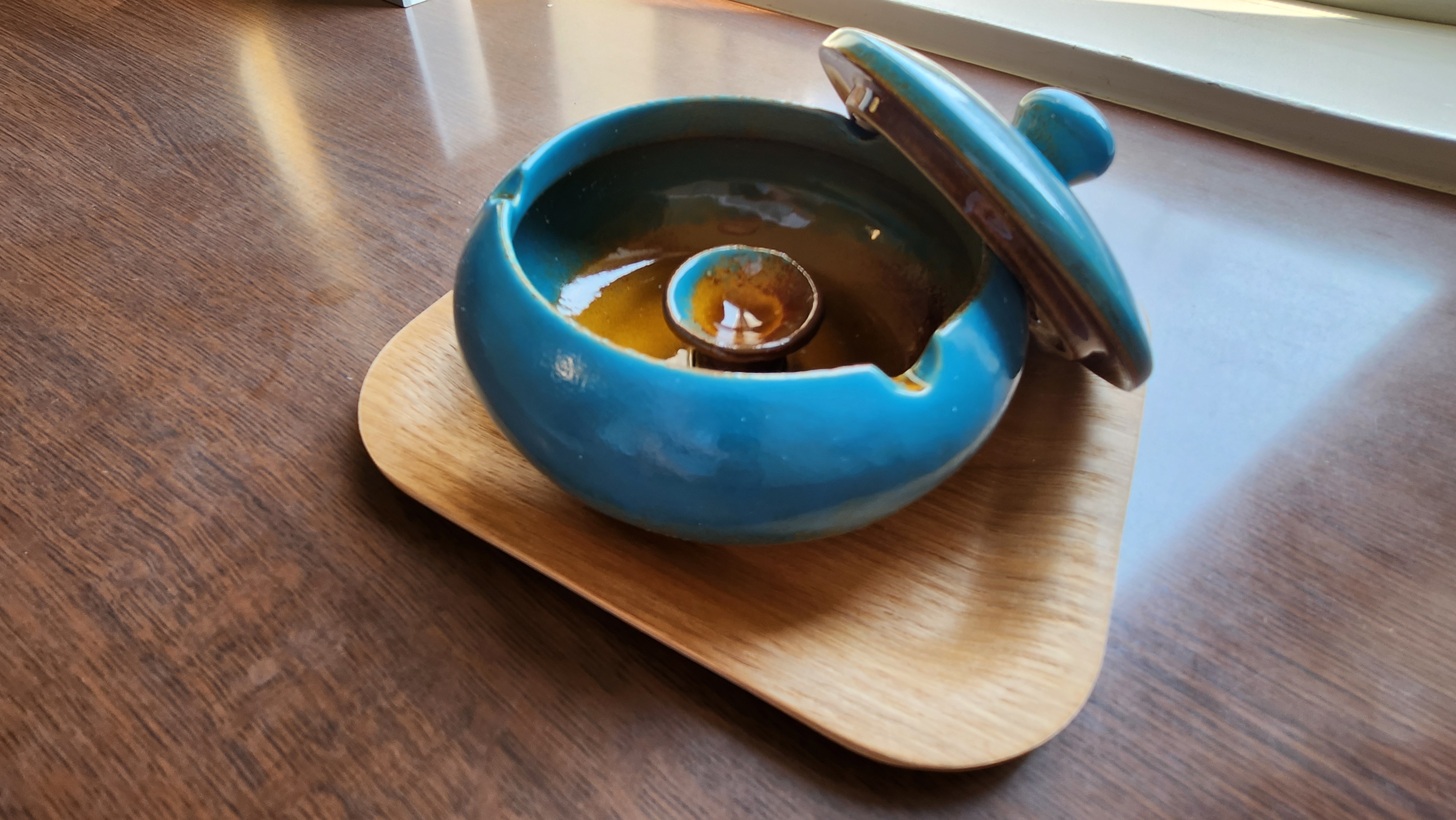 喫煙用の灰皿フタ付き