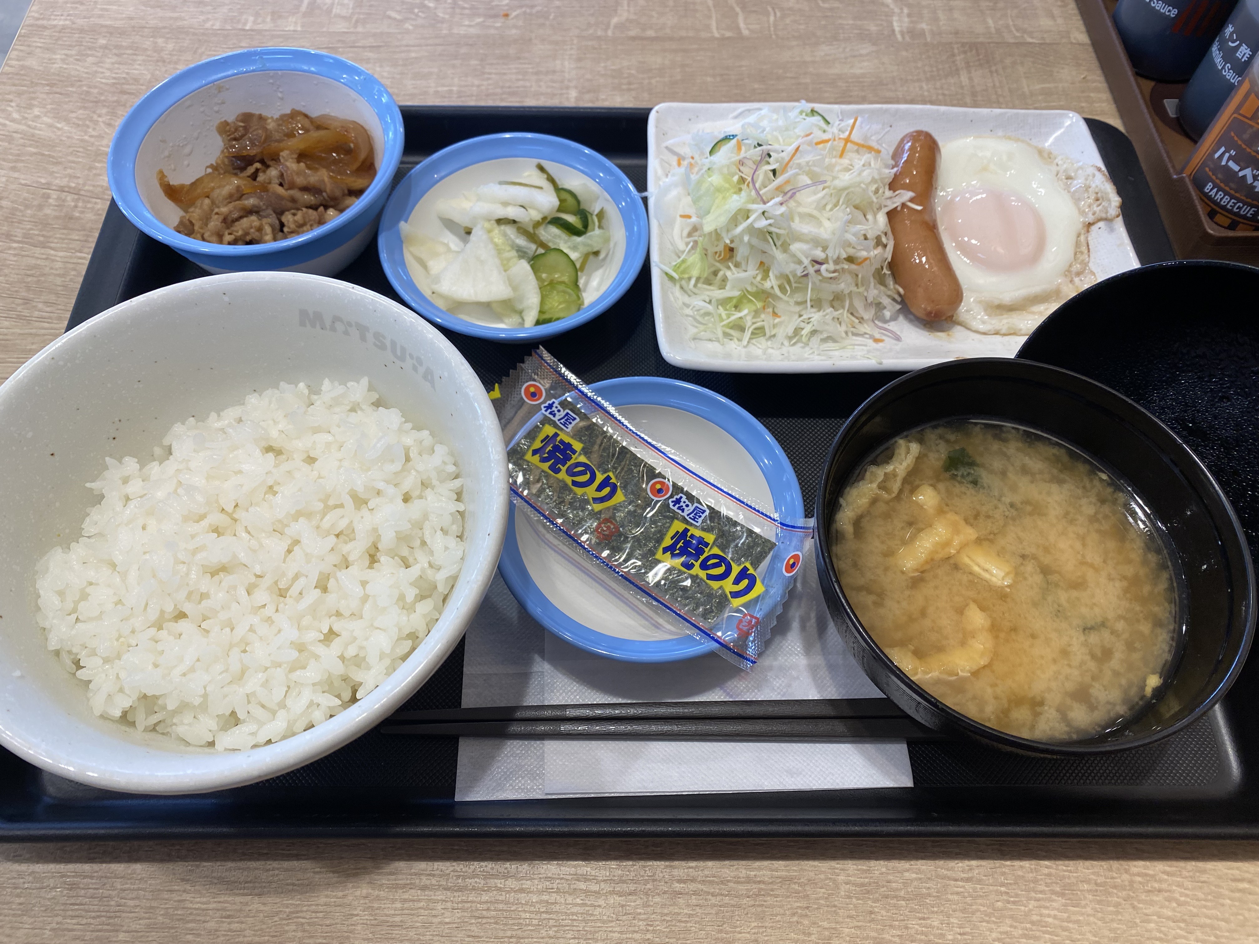 松屋さんの朝食　こちらはソーセージエッグ定食