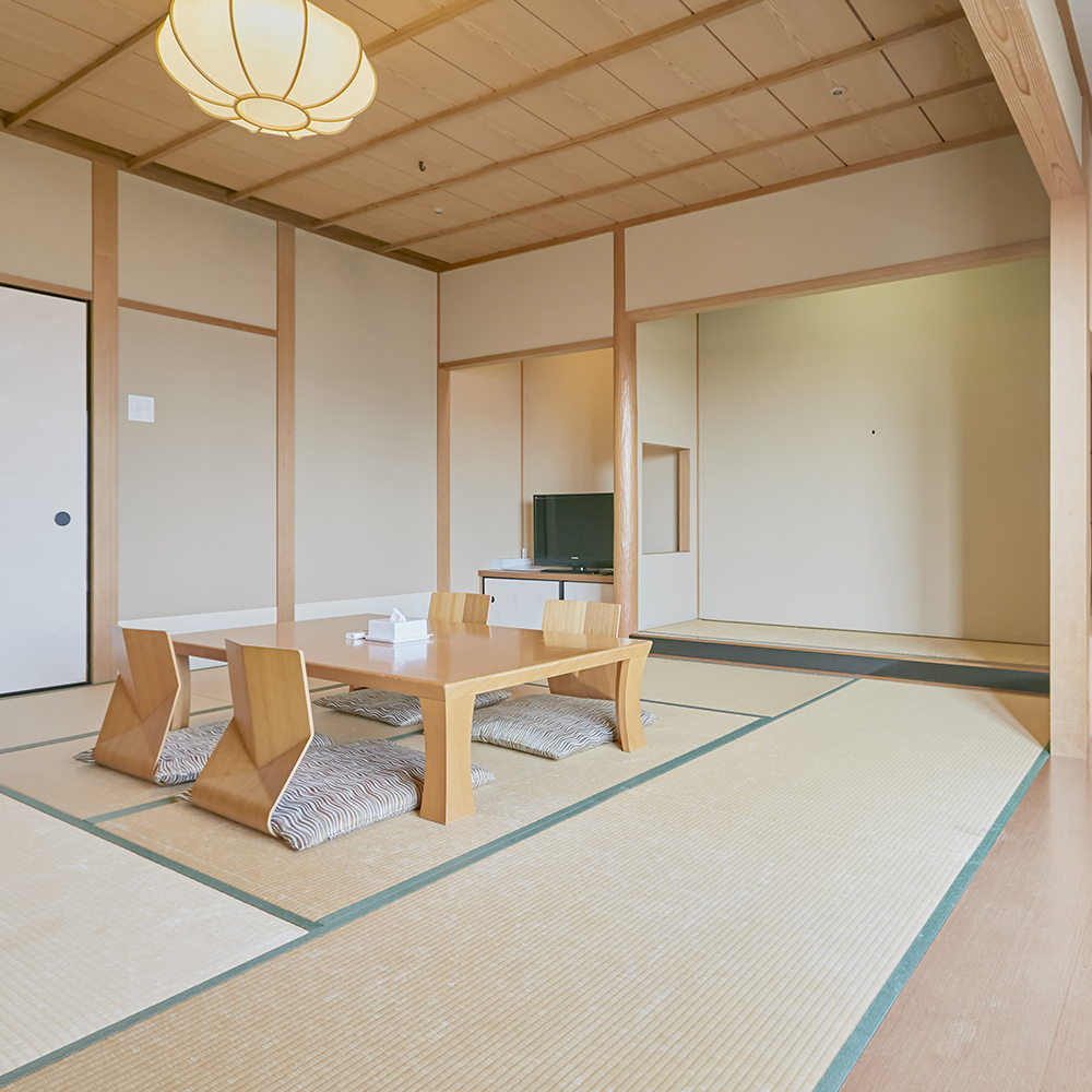 デラックスジャパニーズルーム　お部屋はあらかじめ布団を敷いた状態でのご案内となります