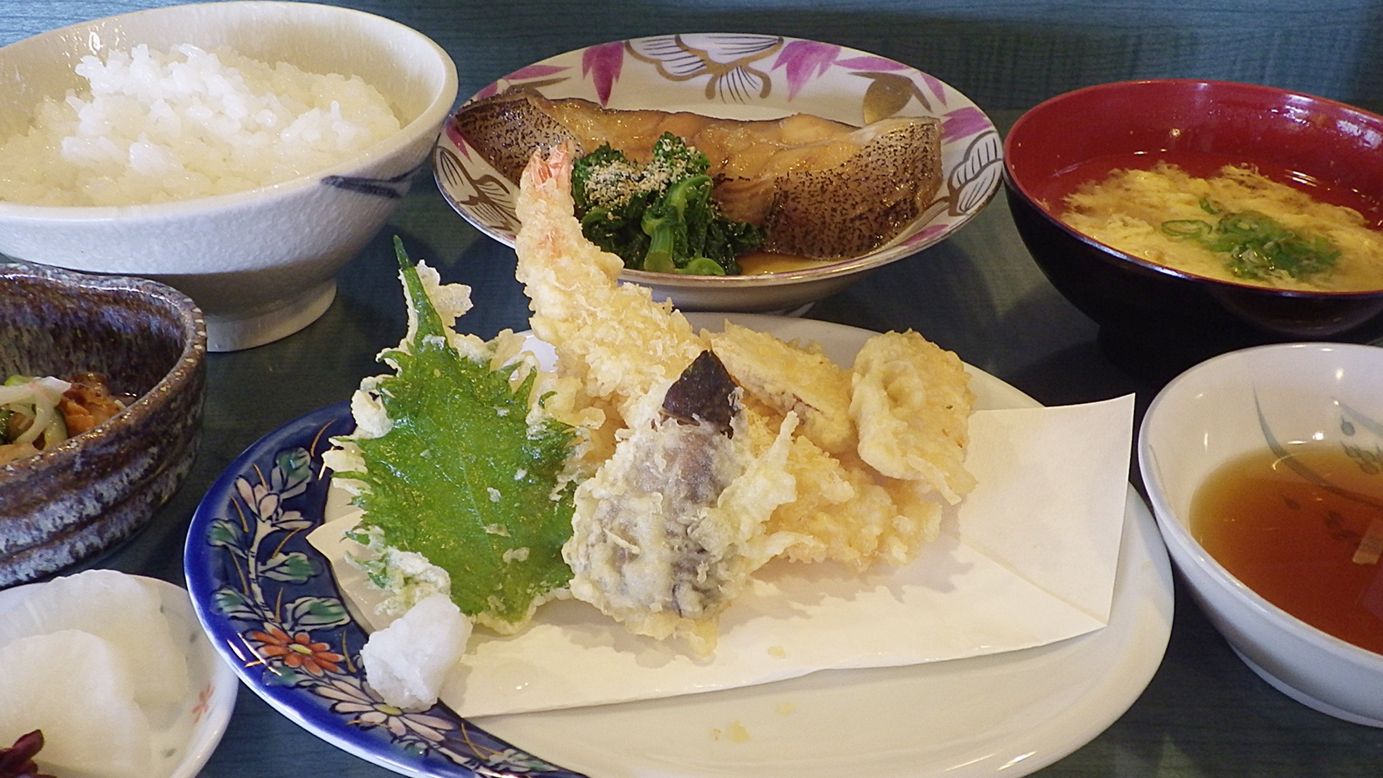 *【夕食一例】琵琶湖や地元滋賀県産の季節の食材を使った日替わり定食です