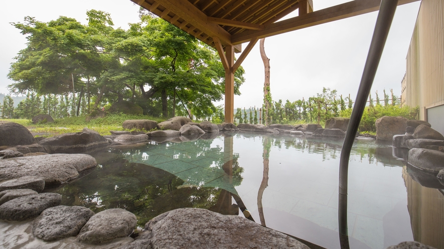 *【露天風呂】泉質はナトリウム－硫酸塩泉（拡張性・アルカリ性・高温泉）