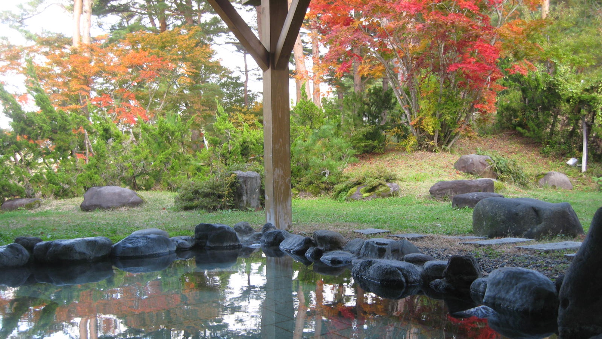 *【露天風呂】秋には温泉に浸かりながら紅葉をお楽しみいただけます。
