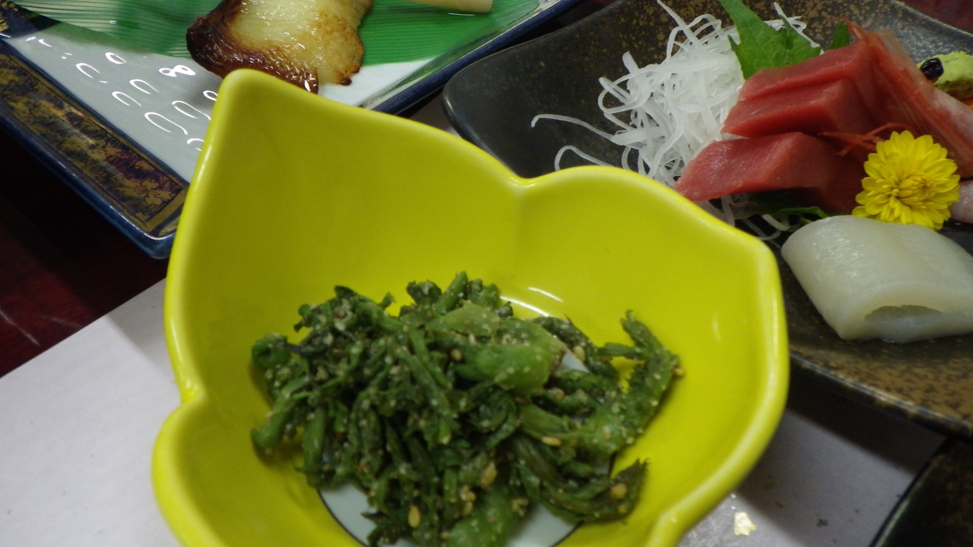 *【夕食例】タラの芽のごま和え。季節の山菜を使ったお食事も…。