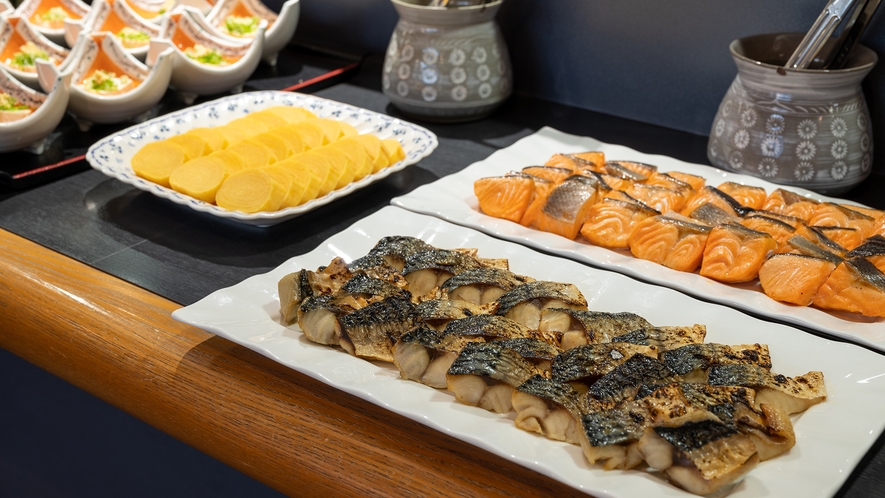 *【朝食バイキング一例】焼き魚やたまご焼きなど和食の定番メニューをご用意いたしております。