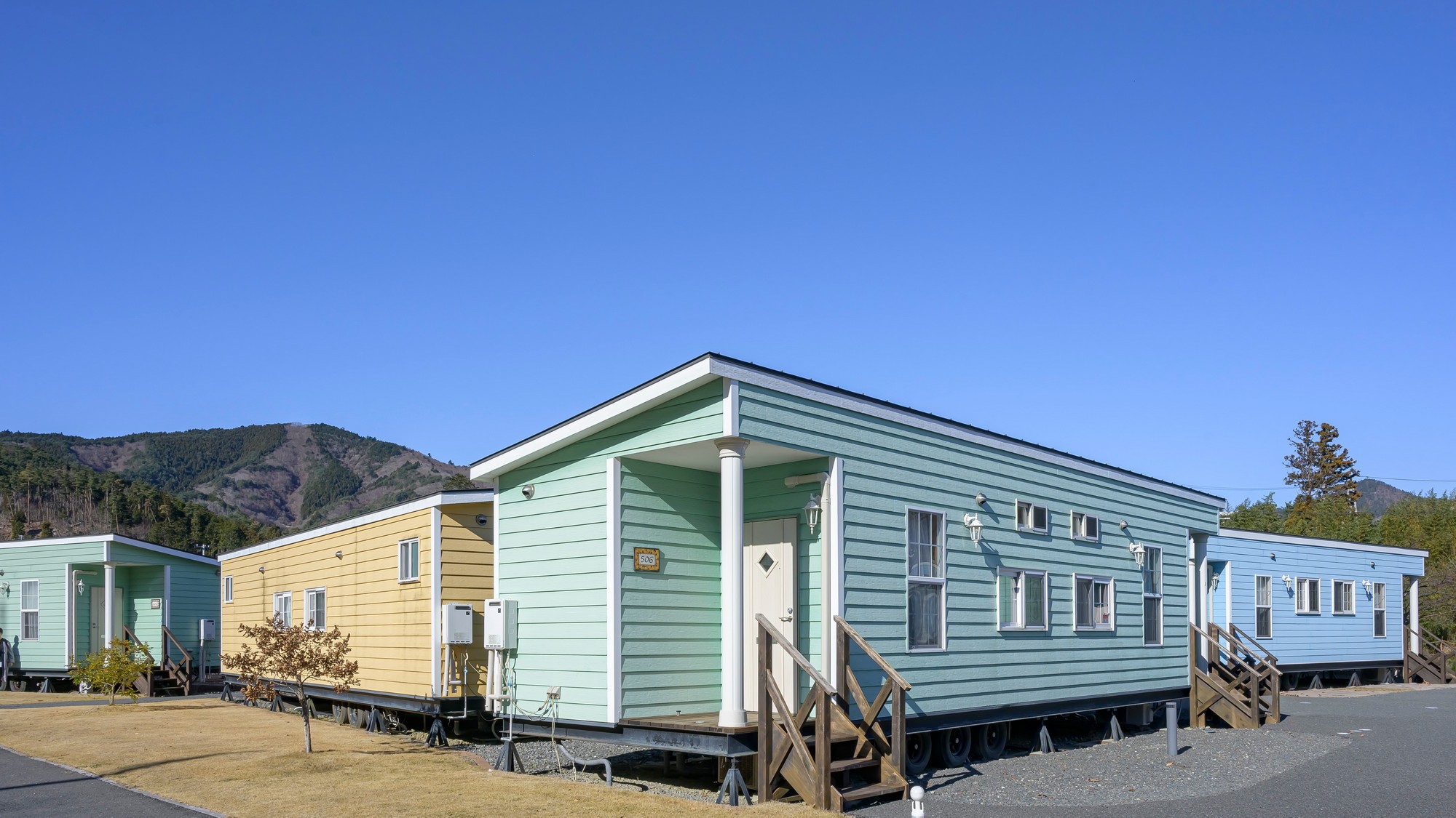 ☆青空と色とりどりのトレーラーハウスが印象的。