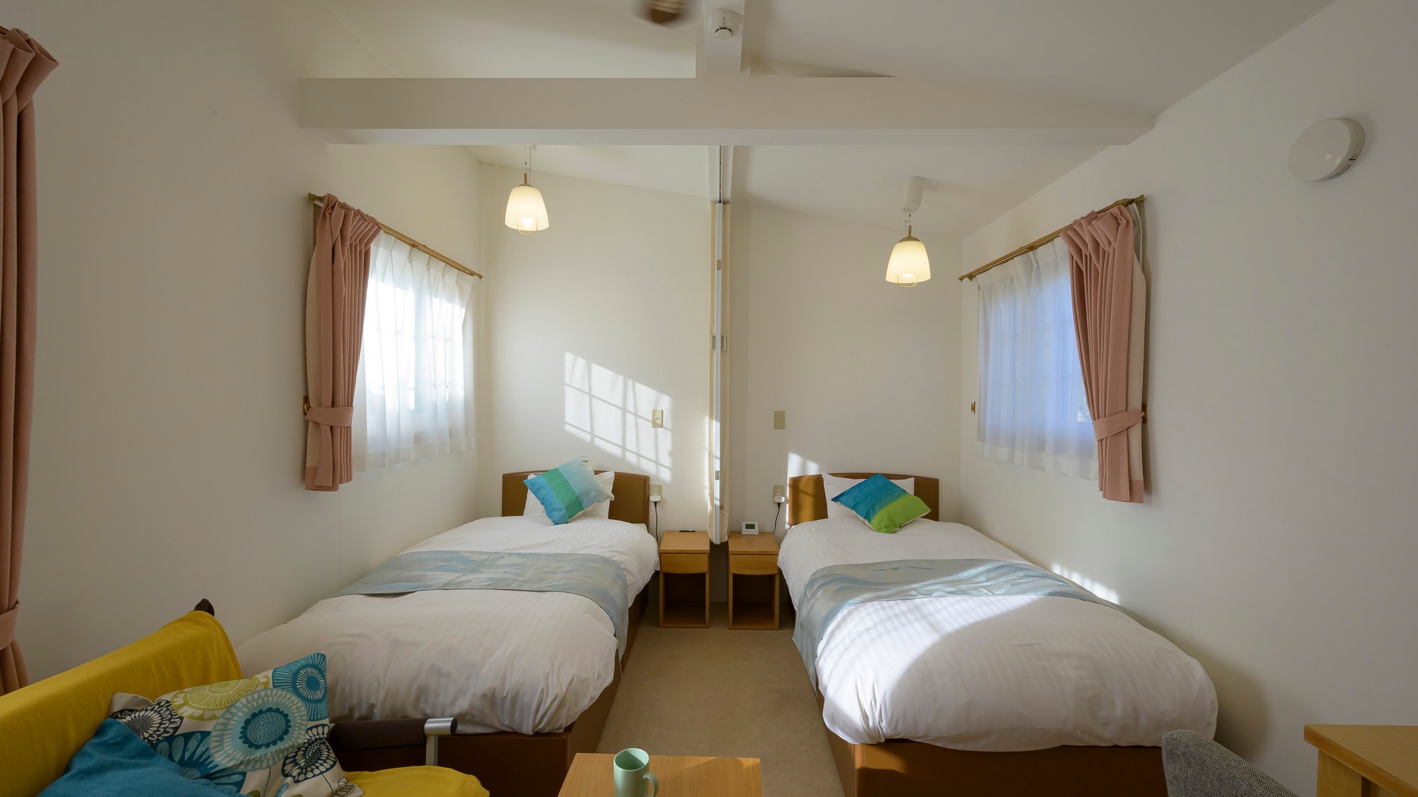 ☆ホワイトを基調にした室内。独立型なので周りを気にせずお寛ぎ頂けます【ツインルーム】