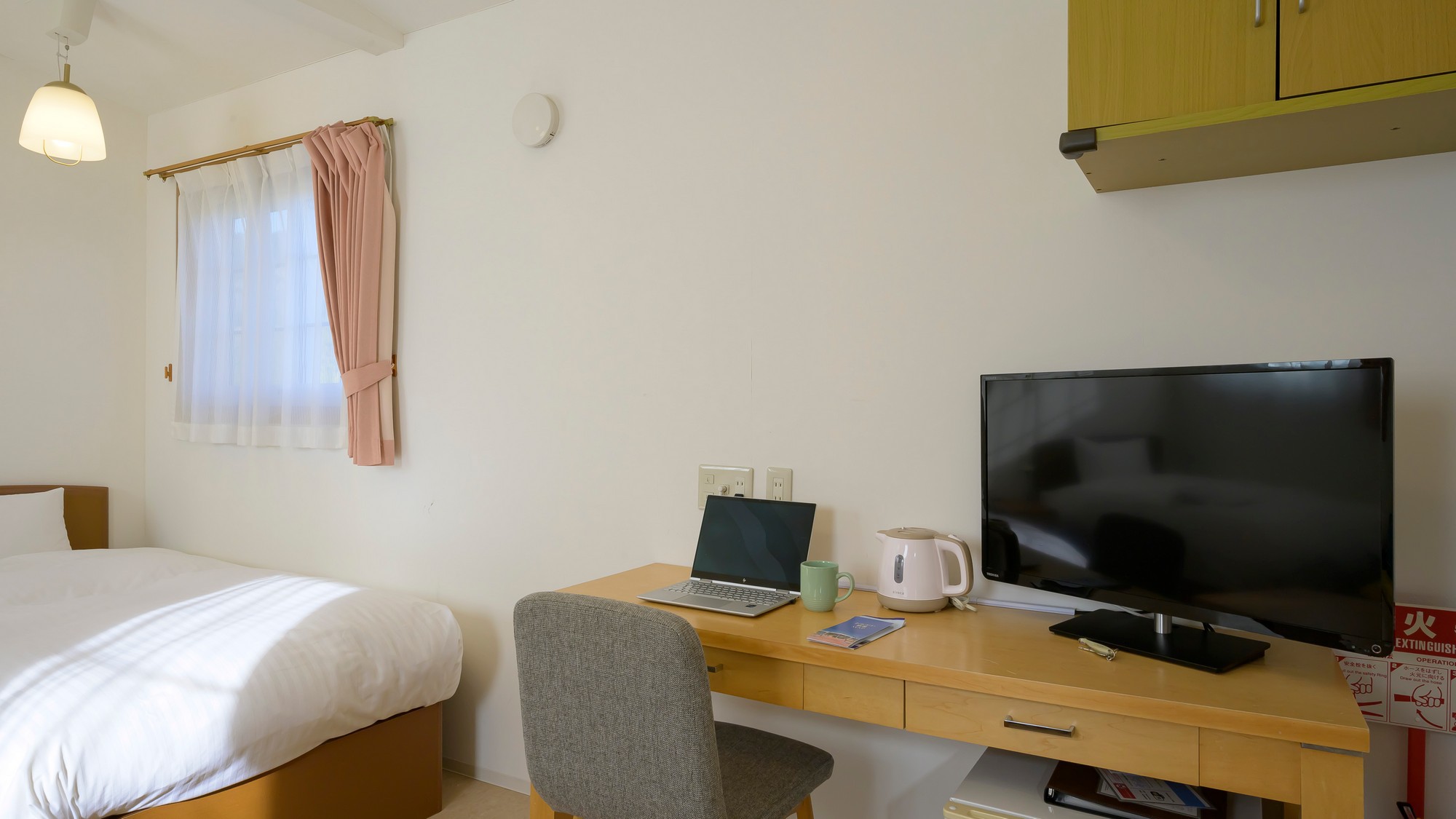 ☆デスクもご用意。お仕事での長期のご滞在も安心。