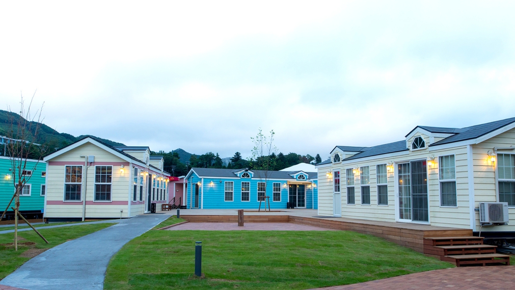 ☆パステルカラーの独立型トレーラーハウス。まるで海外にきたかのような空間です。