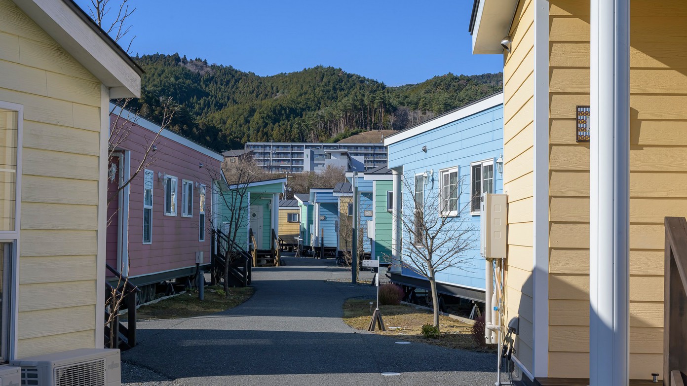 ☆赤・青・黄…パステルカラーのトレーラーハウスが並ぶ非日常的な空間。