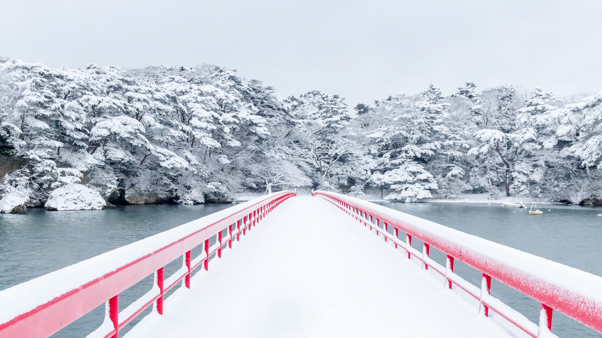 ☆冬の福浦橋。雪がかかった朱色の橋と福浦島はこの時期限定の景色。