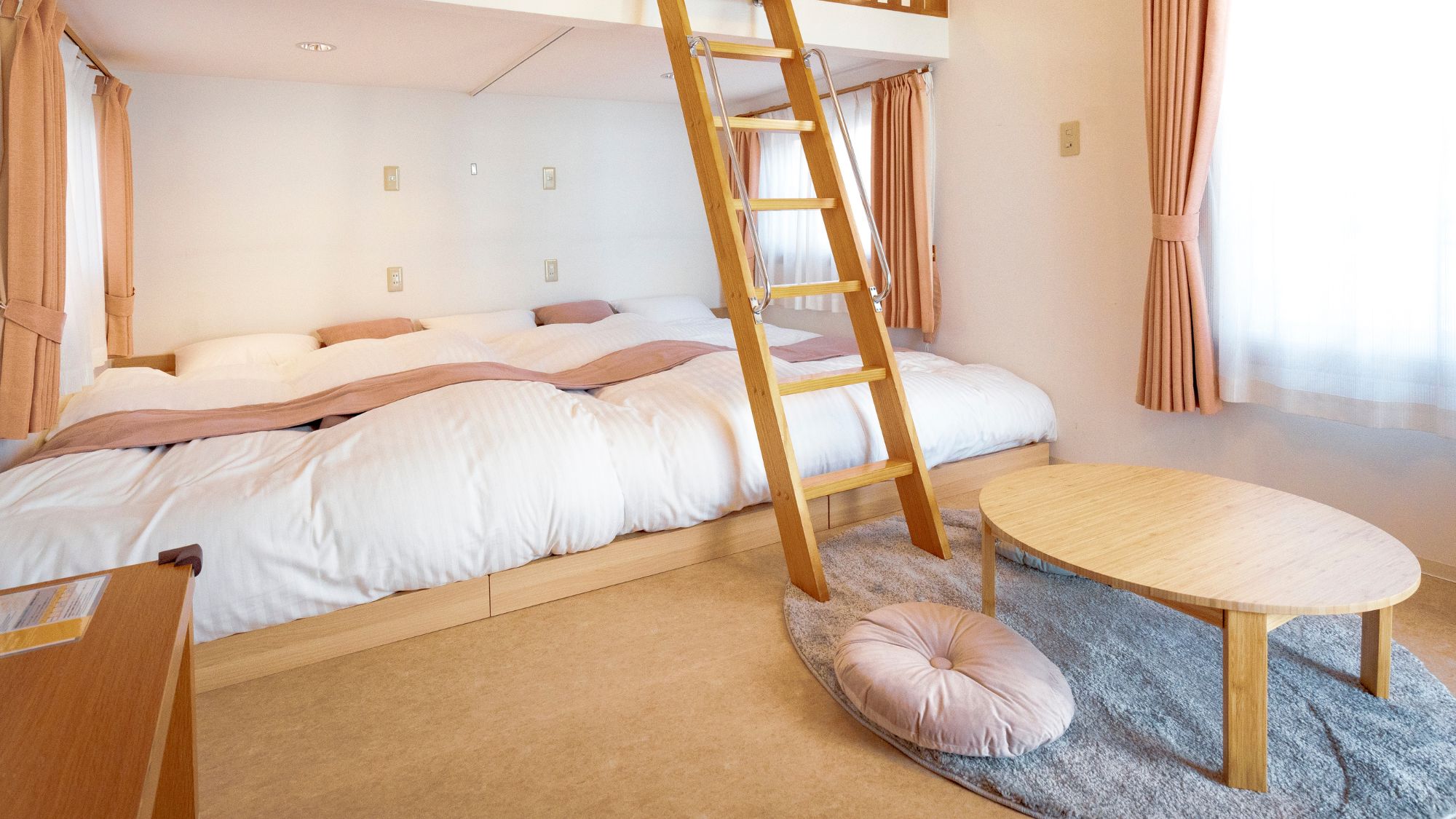 ロフトが子供部屋のようになったトリプルルーム。お子さまとの旅に。