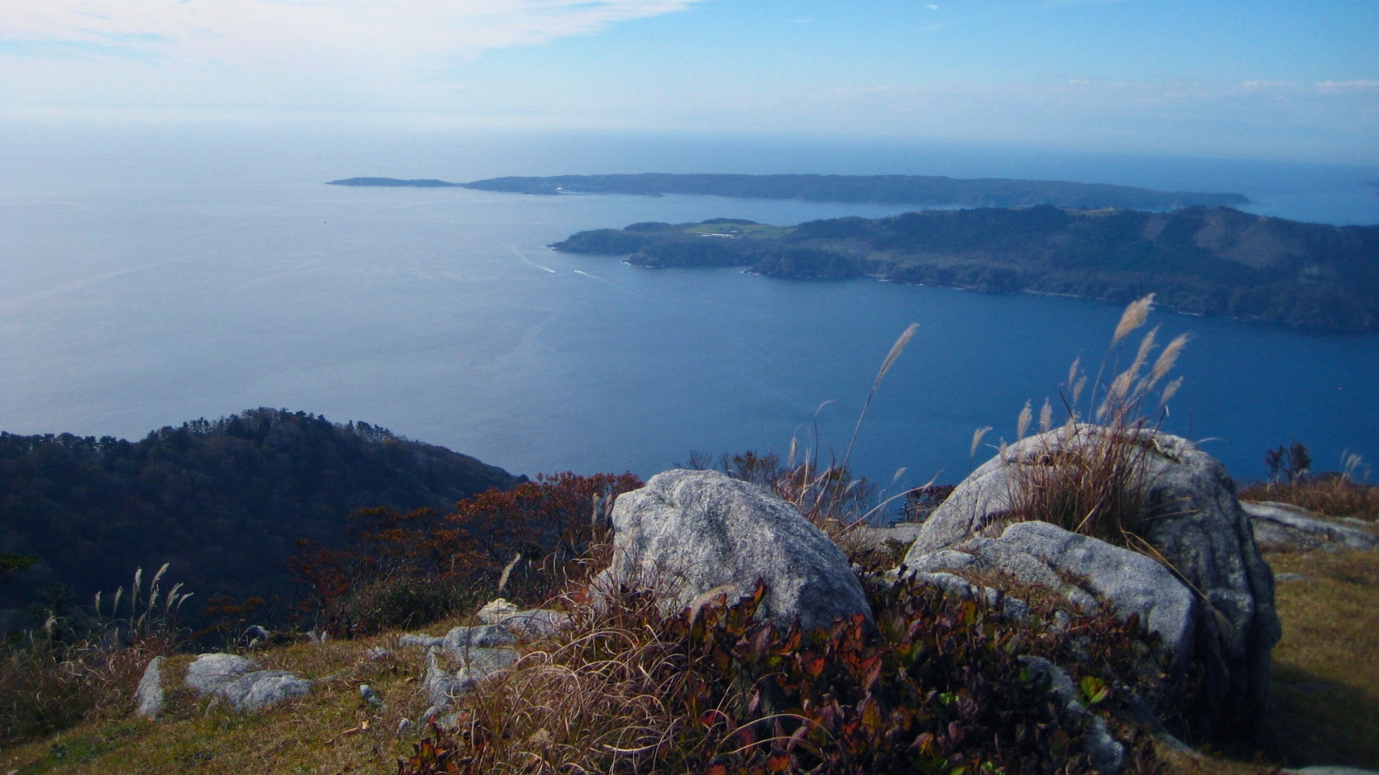 【金華山】秋風に揺れるすすき、輝く海が美しい金華山の秋