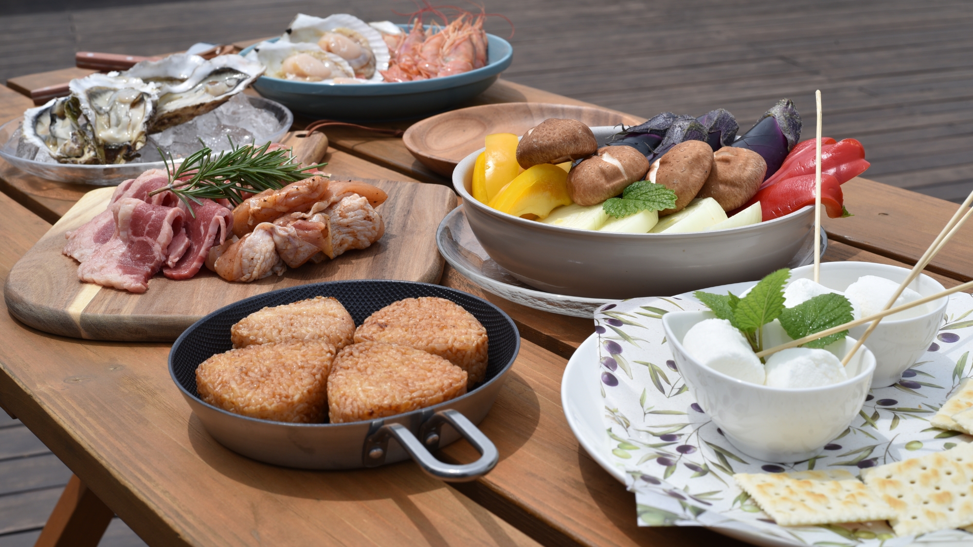 焼き上がりを待ちながらみんなでおしゃべり。そんな時間もＢＢＱの醍醐味ですね。