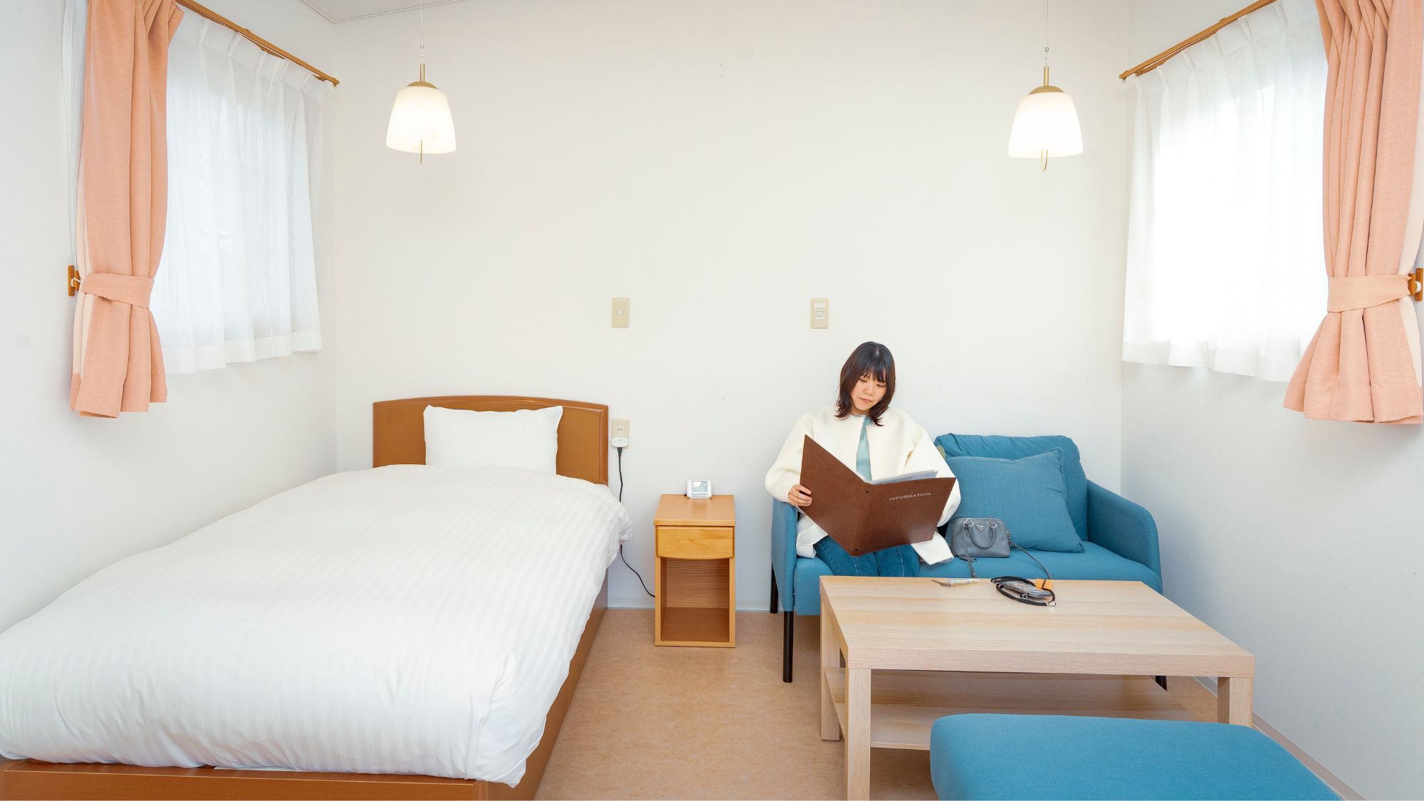 シングルルームでの滞在イメージ。ひとり時間を心地よく楽しめます。