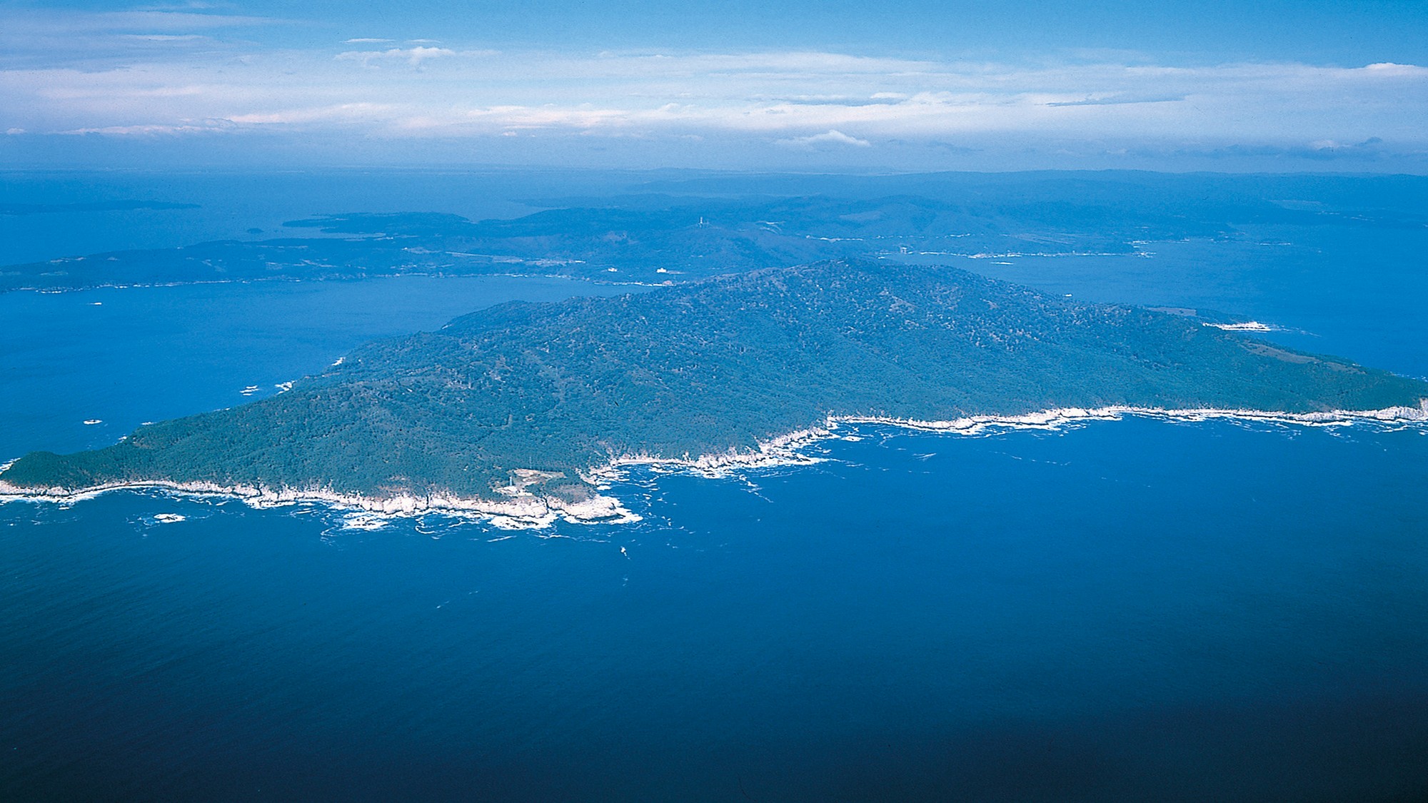 ☆【金華山】標高４４５ｍの山が島となり太平洋に浮かんでいる。遊歩道があり４～６時間で一周できる。