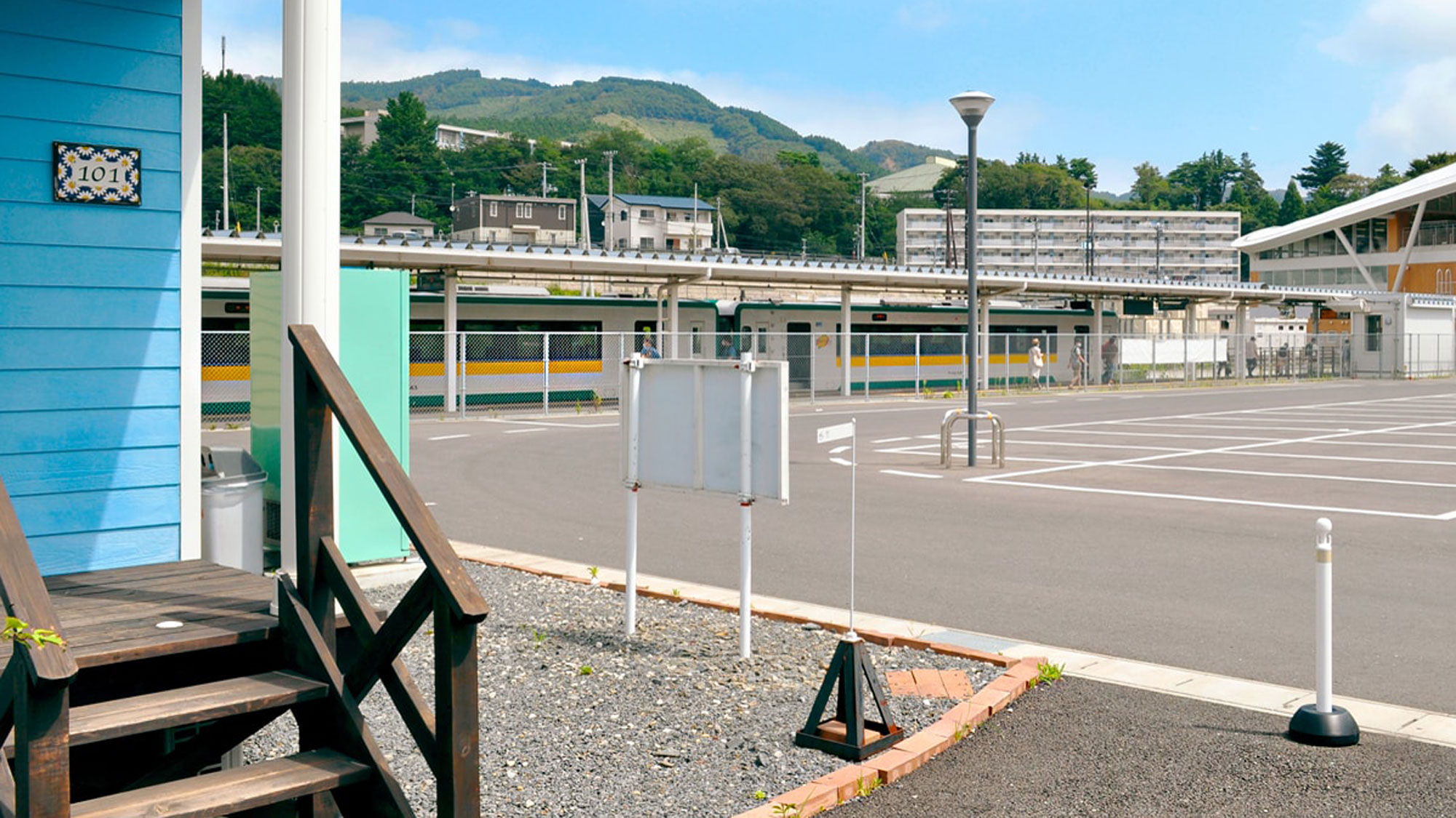 【女川駅・町営駐車場】敷地内すぐ側の女川駅、町営駐車場